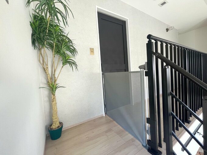 主寝室の前を塞ぐベビーゲート