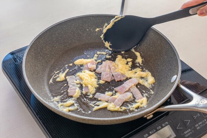 フライパンにマヨネーズとにんにく