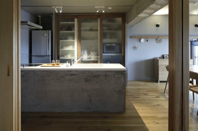 グレーと木材のみのシンプルな色づかいのキッチン