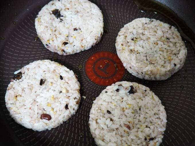 フライパンでライスバンズ4つを焼く