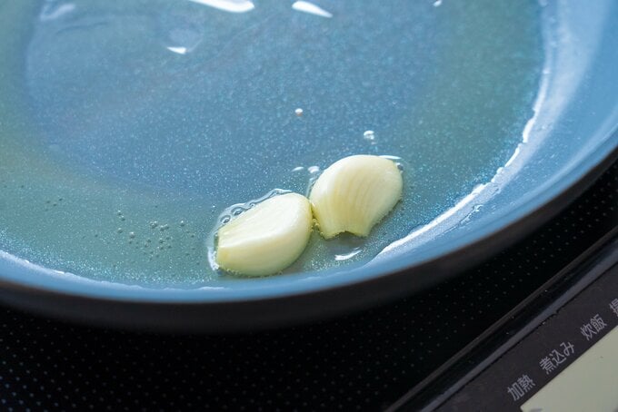 ニンニクをいためる