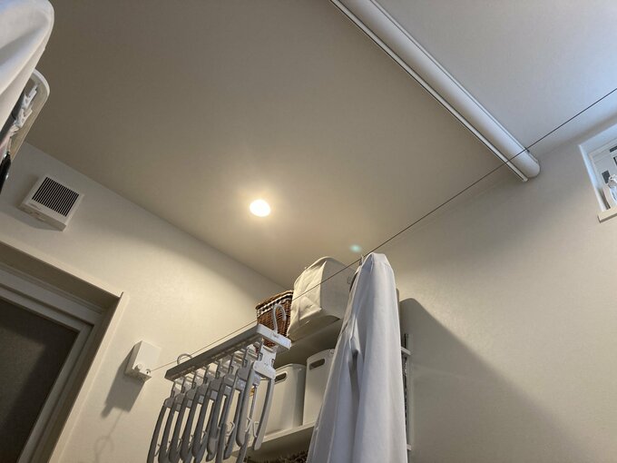 物干しワイヤーとロールスクリーン