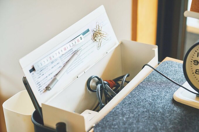 ワゴン上段にのせている配線隠し用のケース