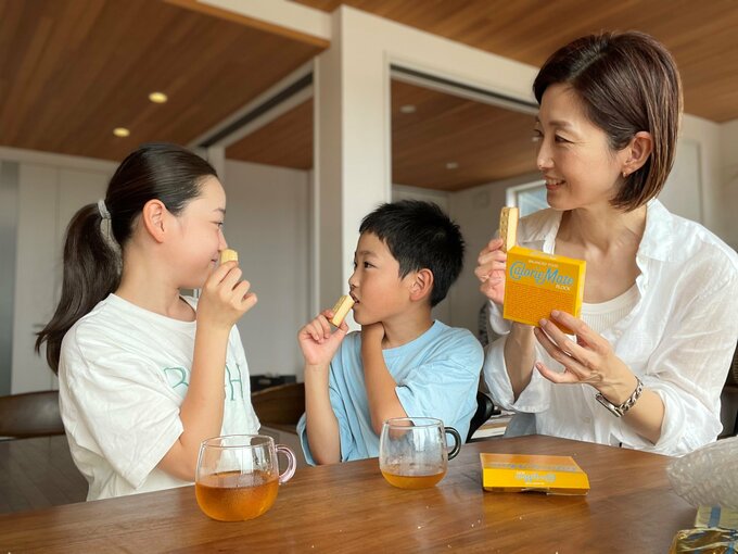 カロリーメイトを食べる親子
