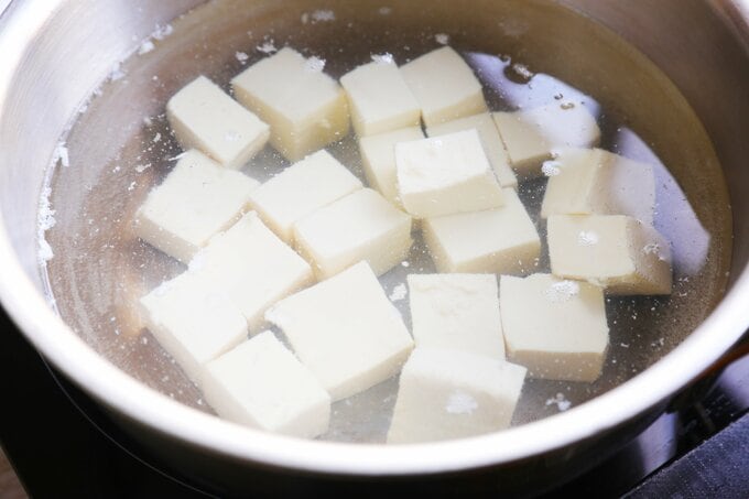豆腐を茹でる