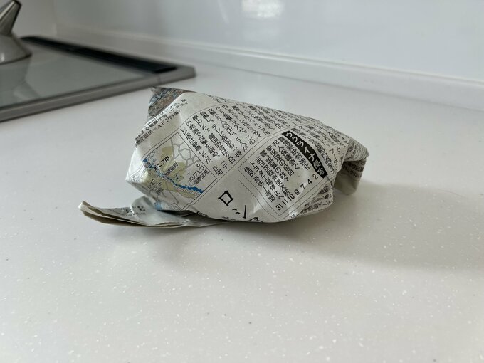 生ゴミは新聞紙にくるんで捨てる