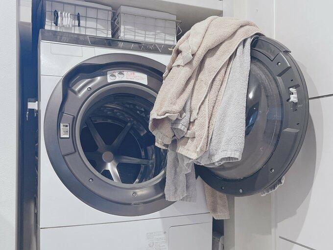 洗濯機にかかっているタオル