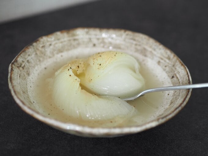 「新タマネギのまるごとスープ」のレシピを紹介します