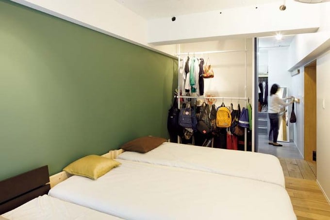 寝室の一角にハンガーパイプを設置