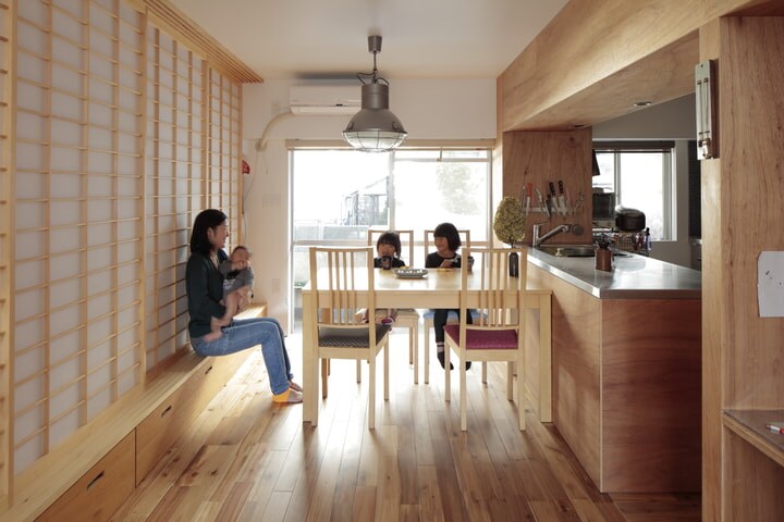 マンションリノベ事例 Ldkの半分は畳敷きの小上がり 遊ぶ 寝る 収納がここで完結 Esseonline エッセ オンライン