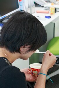 アイスを嗅ぐ40代