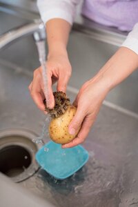 野菜の皮はタワシでこすってむく