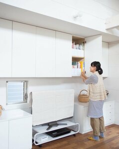 白を基調にしたリビングにも出しっぱなし収納がいっぱい