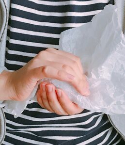 クッキングシートで三角に握り、表面に塩をふる。