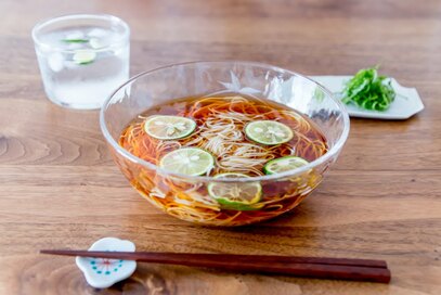 涼しげなガラスの器で、季節を楽しむテーブルコーデ術