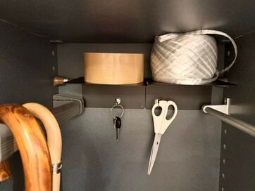 ゲタ箱や鏡裏、冷蔵庫での「ブックエンド」活用術4選。小さな収納スペースを追加して家じゅうのプチストレスを解消！
