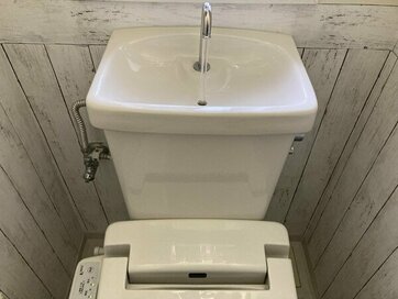 忘れがちな「トイレのタンク」掃除。黒カビ、匂いまでスッキリ！