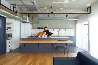 30代女性＆保護猫が暮らす、60㎡台のマンションリノベ。キッチンが主役の間取りに