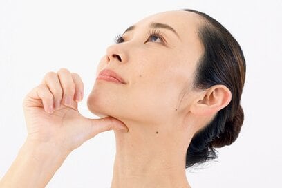 「のどの痛みや鼻づまり」をすっきり！春の不調を整える《簡単ツボ押し》2つ