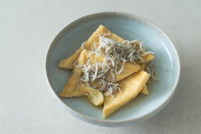 だしいらずの「油揚げとシラスの煮物」。何度でも食べたくなる味わい＜長谷川あかりさんレシピ＞