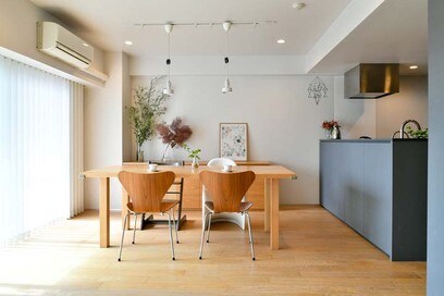 【マンションリノベ事例】「しばらく住んでからリノベ」。玄関土間と一体のワークスペースがある家