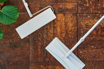 床掃除の味方「フロアワイパー」3社を比較。すき間にスッと入る“薄型両面ヘッド”の実力は？