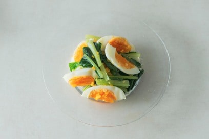新感覚の「ゆで卵と小松菜の昆布締めサラダ」。シンプルだけどうま味がたっぷり＜長谷川あかりさんレシピ＞