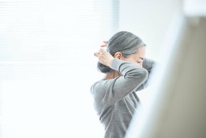60歳目前で「理想のグレイヘア」に。途中経過も楽しみ 、自分らしくいられた理由
