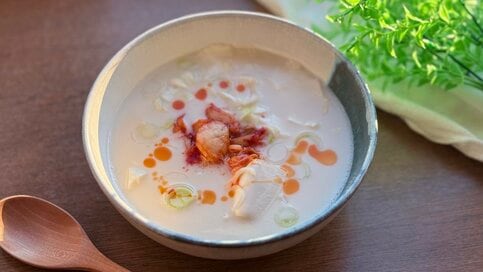 冷えた体がじんわり温まる。レンチンで簡単「豆乳キムチ鍋風スープ」レシピは、トッピングのネギが決め手