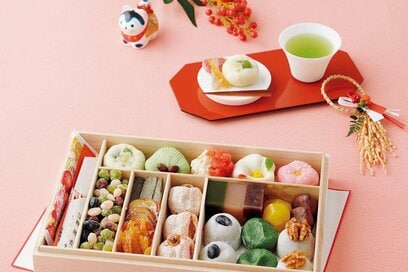 和菓子だらけの「スイーツおせち」が超かわいい。自分でつめる楽しみ方も／年末に読みたい記事
