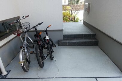 残念な自転車置場！雨で濡れるのを直したくても、住宅保証の壁が