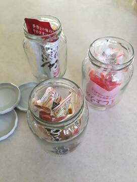 あきビンは捨てずに冷蔵庫収納へ。食材を袋ごと立てて保存