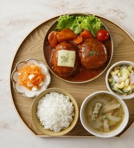 今話題の「おぼん献立」を意識したハンバーグと副菜のレシピ。簡単でとびきりおいしい