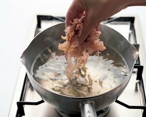 (4)強火にして沸騰したら、カツオ節を加え、再沸騰したらすぐに火を止める