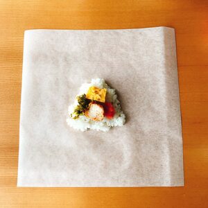 鶏のから揚げ、卵焼き、高菜漬け、焼き明太子を各半量ずつ