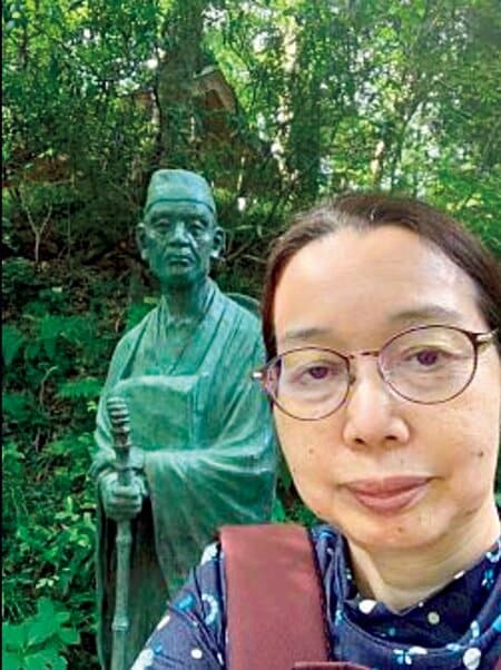 ひとり旅行を満喫する草野かおるさん