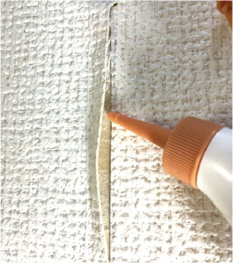 壁クロスが剥がれた部分に、直接木工用の接着剤を注入