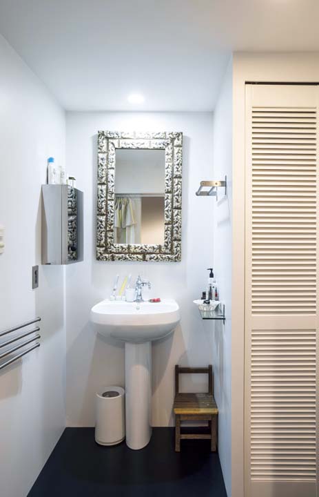 コーラー社のペデスタル洗面台を採用した洗面室