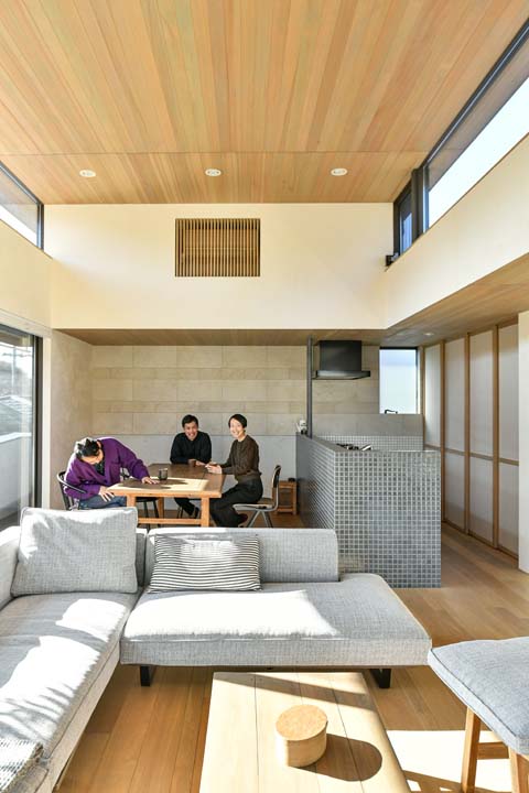 ダイニングでくつろぐ田中さんと建築家夫妻