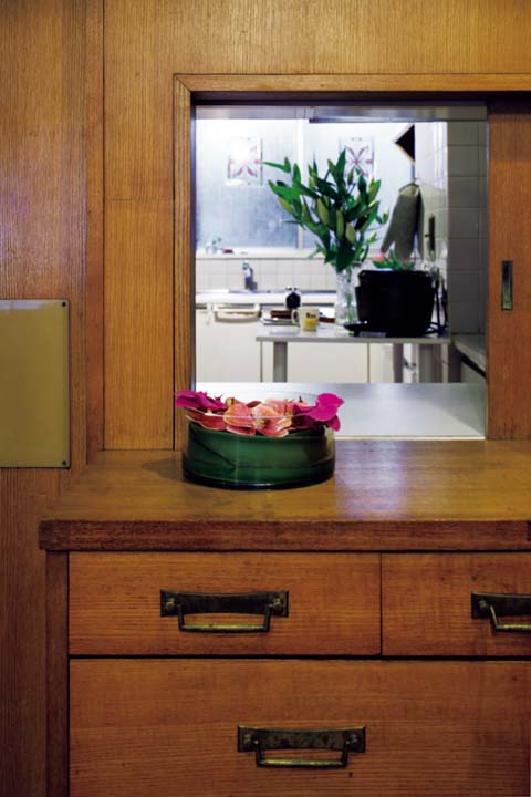 小窓でつながるダイニングとキッチン