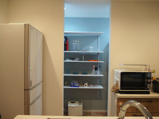 扉がなく、中が丸見えのパントリー