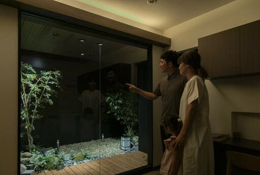 室内から夜の庭を眺める