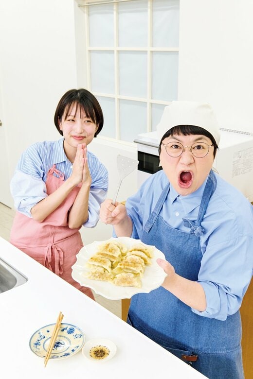 ギョーザを器に盛る長谷川あかりさんと近藤春奈さん