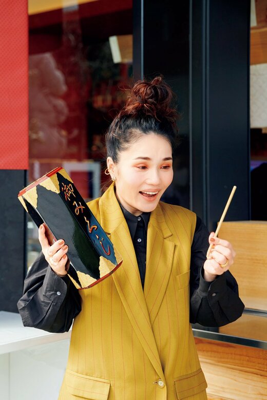 おみくじを引く平野ノラさん