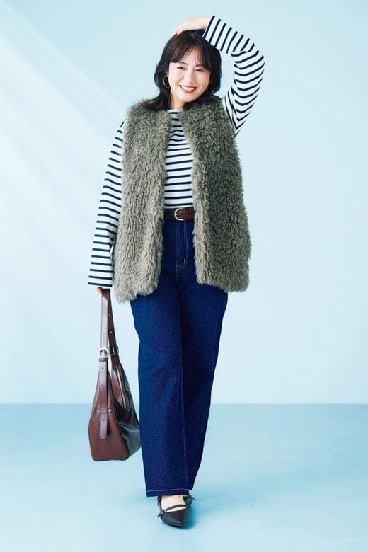 頭を触る磯山さやかさん