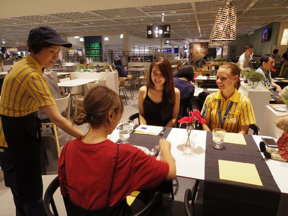 店長のカトリーナさんの姿も。