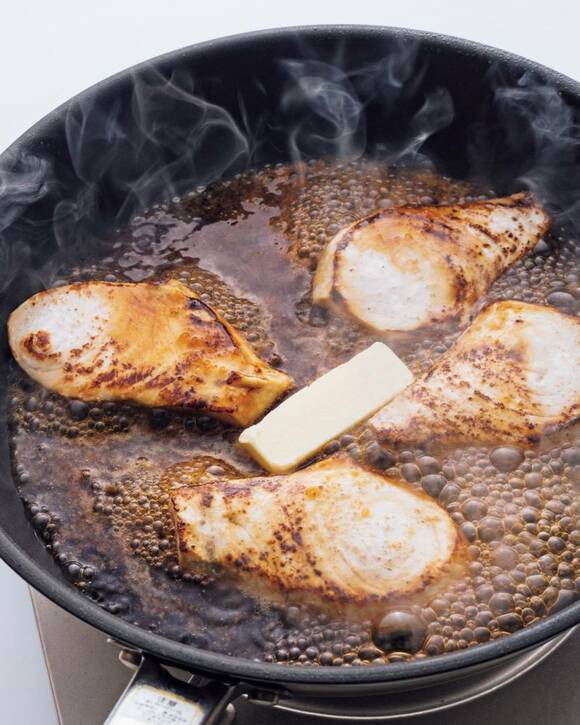 フライパンにカジキ