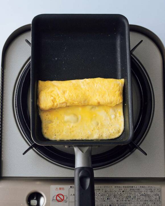 卵焼き器で卵焼きを作る