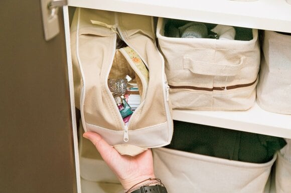 洋服に合わせて選ぶネイルカラーも近くに