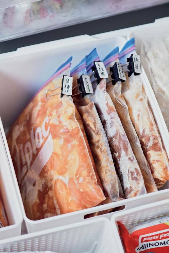 冷凍庫にジップロックに入った食材縦収納